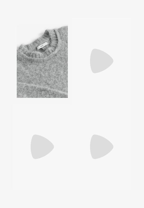 Next Pullover - grey; Débardeur blanc côtelé avec un décolleté rond et sans manches, présentant un ourlet droit et une texture lisse et extensible.; Jean en denim gris avec une coupe droite, des détails déchirés, cinq poches et des rivets en cuivre. La ceinture présente une étiquette de logo.; Baskets avec une tige en cuir blanc, un bout en daim gris et trois bandes noires. Présente un logo bleu sur la languette et une semelle en caoutchouc texturée.