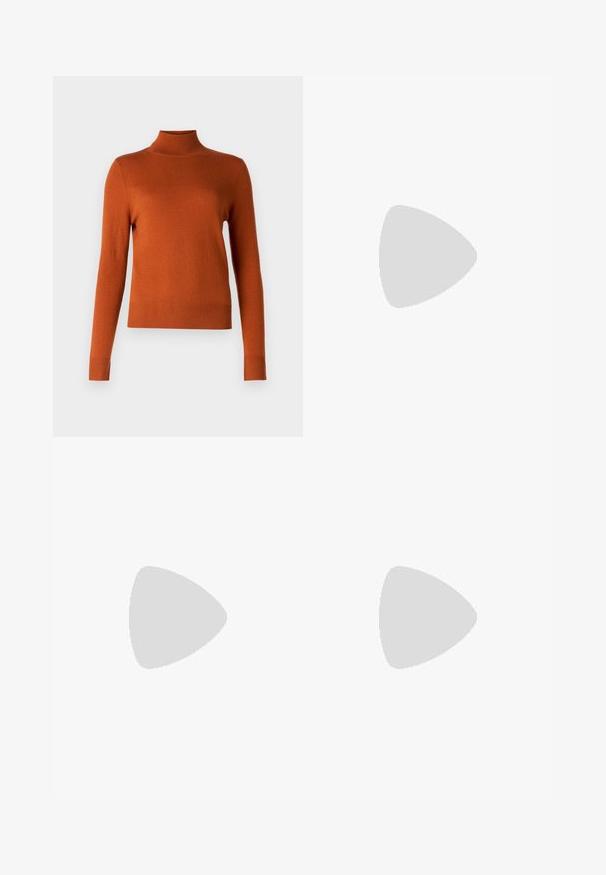 pure cashmere SIMPLE HIGH NECK SWEATER - Pulóver - heather orange; Magas derekú kék farmernadrág, egyenes szárú dizájnnal, enyhe kopással és normál gombos-zipzáros záródással.; Fekete bőr magassarkú cipő, hegyes orral, sima textúrával és kúpos sarkal. Minimalista dizájn, nincsenek további díszítések.; Calvin Klein LINEAR CAMERA BAG - Keresztpántos táska - black