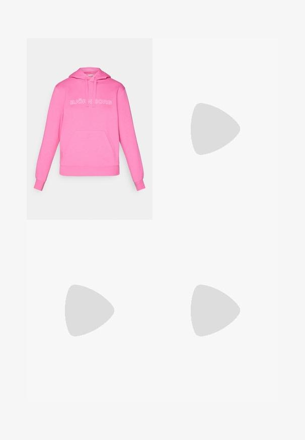 Rosa hettegenser laget av en bomullsblanding, med en frontlomme og "BJÖRN BORG"-logo i hvitt. Glatt tekstur, uformelt design.; Svart trenings T-skjorte laget av glatt stoff, med en knyttet frontdesign og en liten hvit Nike-logo på brystet.; Høytlivte rosa leggings med en jevn tekstur, som har to sidedekker og et lite logoakcent nær livlinjen.; Hvite joggesko med en teksturert overdel, som har en gjennomskinnelig blå såle og subtle gråmerker på siden. Rund tå og lav profil.