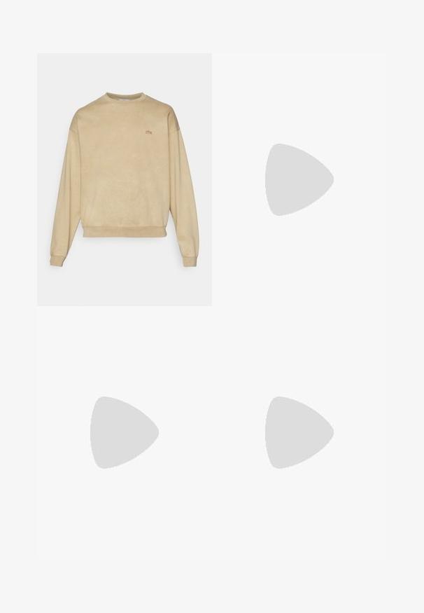Beige pamut pulóver, kerek nyakkivágással, leszorított vállakkal és bordás mandzsettákkal. Kicsi hímzett logóval rendelkezik a mellkason.; Fehér pamut póló, kerek nyakkivágással, rövid ujjakkal, a mellkason egy kis zöld hímzett logóval. Klasszikus egyenes szabású. ; Kék farmernadrág egyenes szárú fazonban, kiégett mosással, öt zsebbel és gombbal, valamint cipzárral a deréknál.; Fehér sportcipők szürke részletekkel, hálós és szintetikus felsőrésszel, fűzős kivitelezéssel és texturált gumitalppal, amely tapadásmintákkal rendelkezik.