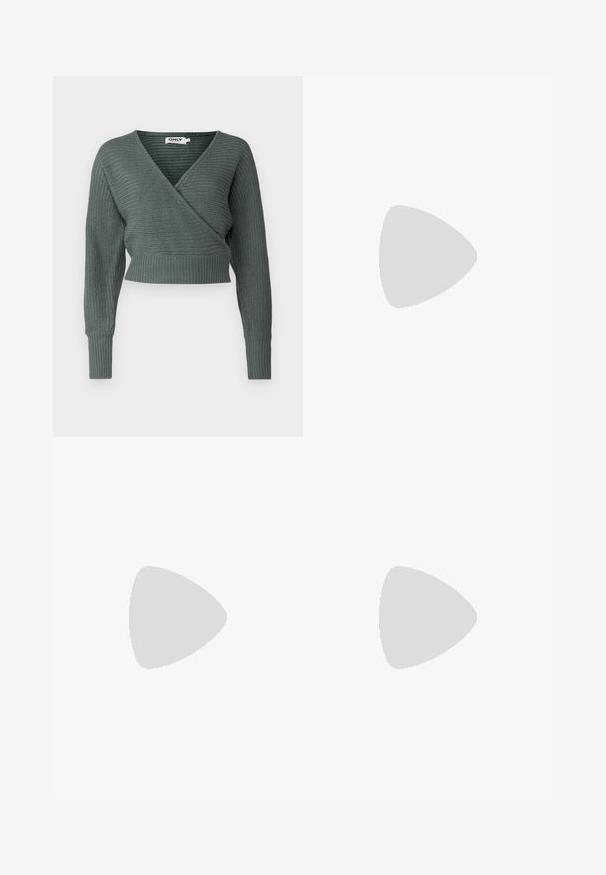 ONLY Petite ONLNINA V NECK - Vesta - balsam green; Tamno plave uske traperice od denima, s klasičnim dizajnom s pet džepova, zatvaranjem na dugme i minimalnim izbljeđivanjem.; Crne gležnjače s sjajnom površinom, četvrtastim vrhom i debelim blok petama. Dizajn ima besprijekornu siluetu i minimalno brendiranje.; Srebrne metalne naušnice u obliku prstena s brušenom teksturom, s kružnim dizajnom i prozirnom vrstom kopče za sigurno nošenje.