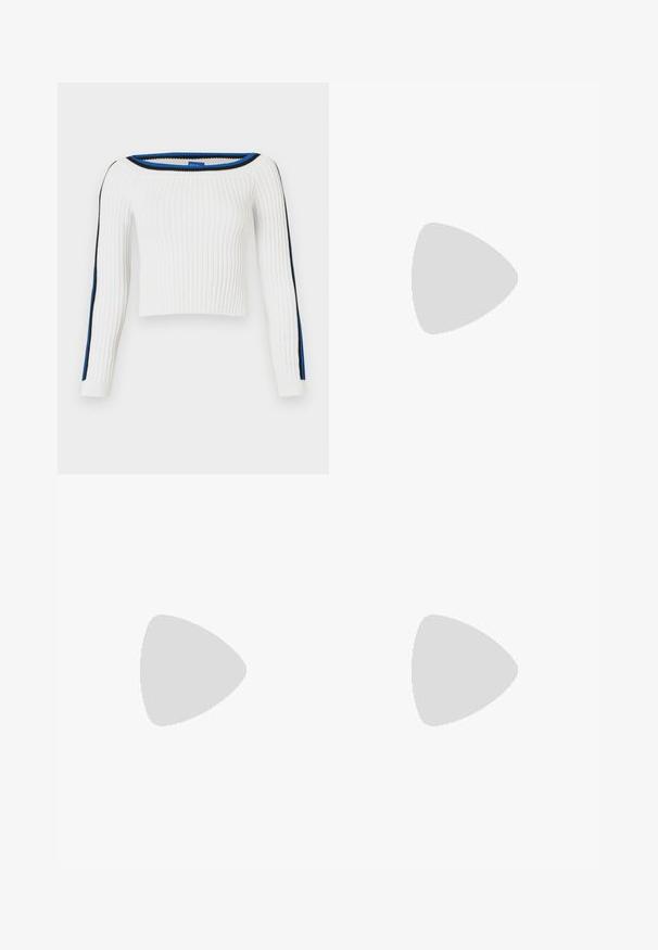 Maglione bianco a coste con design off-shoulder, caratterizzato da strisce blu e nere lungo le maniche e una lunghezza cropped.; Pantaloni bianchi in cotone con design a gamba dritta, caratterizzati da una vita a media altezza e senza hardware o motivi visibili. Tessuto liscio su tutta la superficie.; Sandali con tacco alto in pelle nera, con tacco sottile e curvo e design a fascia incrociata. Cinghia alla caviglia regolabile. Texture liscia.; Borsa nera con doppi manici corti e tracolla removibile. Materiale simile alla pelle liscia con chiusura a zip e dettaglio del logo.