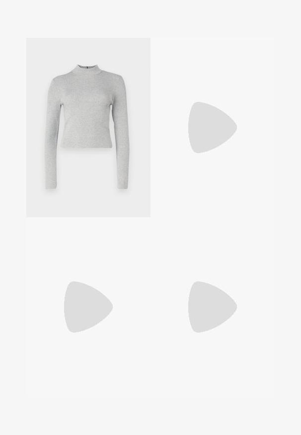 Maglietta a maniche lunghe grigia chiara a coste con silhouette aderente e una piccola chiusura con zip sul retro. Texture liscia in tutto il capo.; Pantaloni neri svasati con una texture liscia, vita sagomata e tasche frontali, progettati con un profilo elegante e moderno.; Stivale alla caviglia in vernice nera con una piattaforma chunky e un tallone alto a blocco. Presenta un accento di catena argentata sul lato. Texture liscia.; Borsa a tracolla nera in pelle con due tasche frontali, fibbie dorate, chiusura con zip e una tracolla sottile. Superficie texturizzata e forma rettangolare compatta.