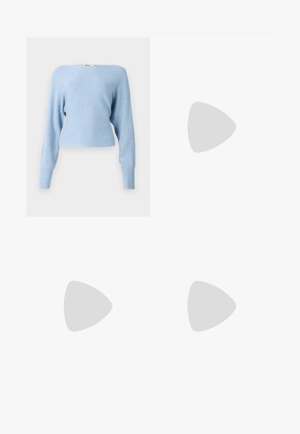 Un pull côtelé bleu clair à manches longues et coupe cintrée. Présente un décolleté large et une texture tricot douce. Étiquette visible sur le dessus.; Top sans manches blanc avec bretelles réglables, design ajusté, texture de tissu lisse et encolure ronde. Aucun motif ni détail matériel.; Shorts en denim blanc avec un design à coupe droite, mettant en avant une taille haute, deux poches arrières et des détails de couture subtils.; Botte en cuir marron, hauteur genou, au design épuré, avec un bout arrondi et un talon bloc. Présente des coutures le long des bords pour une texture supplémentaire.