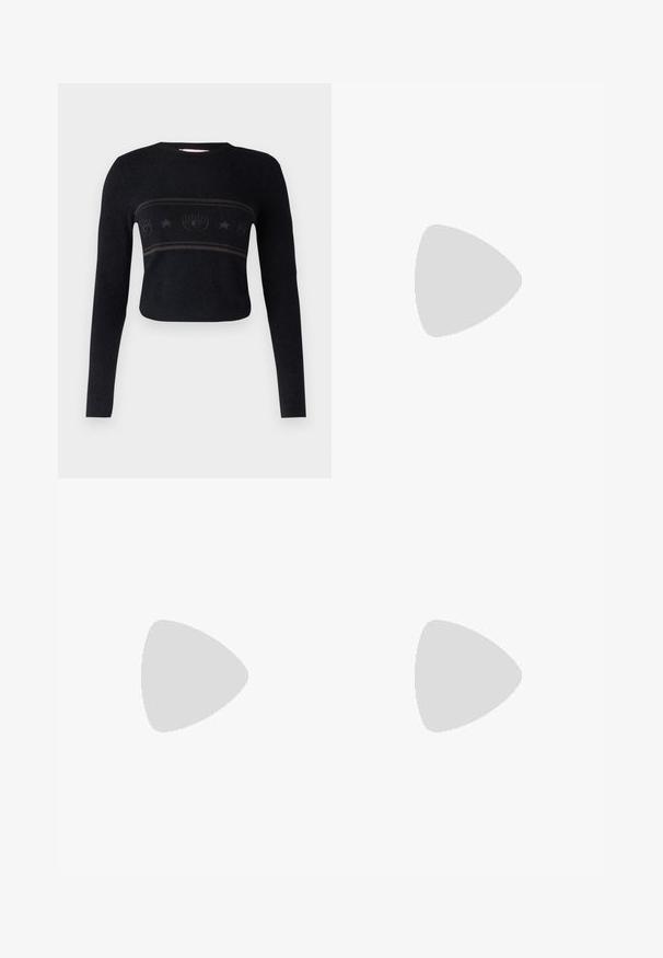 Melnā īsās piedurknes džemperis ar garām piedurknēm, kuram ir teksturēts horizontāls joslas ar stilizētiem dizainiem un zvaigznēm krūšu daļā.; Melnas bikses, izgatavotas no gludas auduma, ar augstu vidukli, platiem bikšu galdniekiem, priekšējiem krokām un klasiskām jostu cilpām. Sānu kabatas nav redzamas.; Melnas ādas potītes zābaki ar norādītu pirkstu un elegantu dizainu. Iezīmē zemu papēdi un rāvējslēdzēja aizdari aizmugurē. Gluda tekstūra.; Brūna teksturēta ādas plecu soma ar zelta ķēdes siksnu un atloka aizdari. Priekšpusē ir logotipa detaļa un kabata zem atloka.