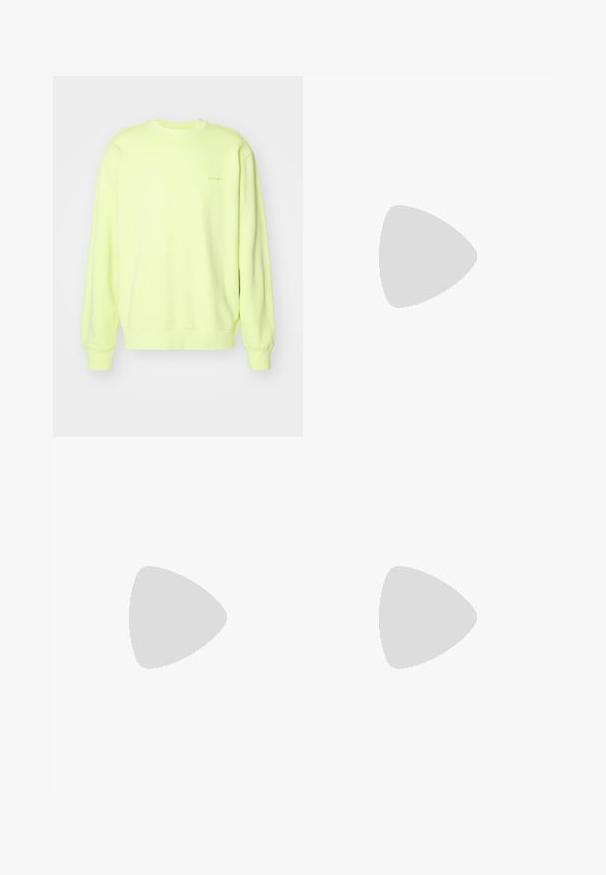 Lys gul sweatshirt lavet af blødt stof, med rund halsudskæring, lange ærmer og ribbede manchetter. Diskret logo på forsiden.; Hvid bomulds t-shirt med korte ærmer, rund hals og et lille guld logo på venstre brystområde. Blød tekstur og almindelig pasform.; Brune bomuldsarbejdsbukser med lige ben-design, der har frontlommer og metalhardware detaljer for ekstra holdbarhed.; Hvide lædersneakers med lavt design, rund tå, perforerede detaljer og en tekstureret sål. Snørebånd og subtile stikninger er inkluderet.
