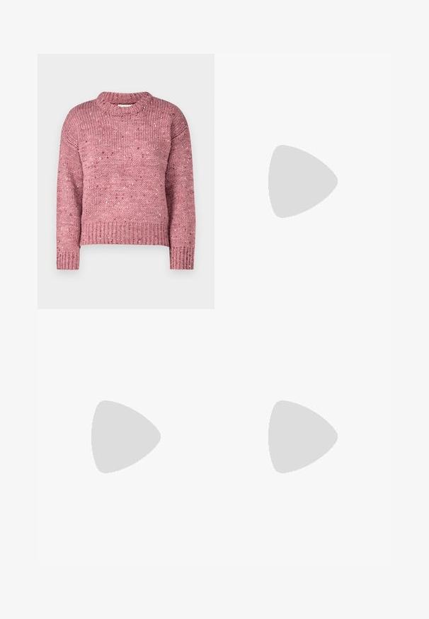 Suéter de punto rosa claro con cuello redondo, puños y dobladillo acanalados, que presenta un patrón texturizado y manchas de rosa más oscuro en todo su diseño.; Jeans rectos color marrón óxido con bolsillos frontales y traseros, remaches de metal, cierre de botón y trabillas para el cinturón, colocados sobre un fondo blanco.; Zapatilla baja Adidas Superstar en cuero marrón oscuro con puntera en forma de concha de color crema, rayas blancas y texto "Superstar" en el lateral.; Bolso tote de cuero marrón con una textura suave, diseño de apertura superior y dos correas para el hombro. Presenta una costura mínima y sin herrajes visibles.