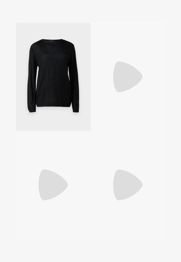 Maglione lungo nero a maniche lunghe realizzato in materiale leggero, con scollatura rotonda e una vestibilità comoda, caratterizzato da una texture liscia.; Pantaloni in pelle nera con design a gamba dritta, dotati di chiusura frontale con bottone, passanti per cintura e una texture liscia e lucida.; Stivale alla caviglia in pelle nera con tre cinghie con fibbia, dettagli testurizzati, suola in gomma spessa e un dettaglio a logo triangolare nella parte frontale.; Borsa tote nera realizzata in materiale sintetico testurizzato, dotata di due manici, una placca con logo dorato e un piccolo cartellino con un dettaglio di accentuazione.