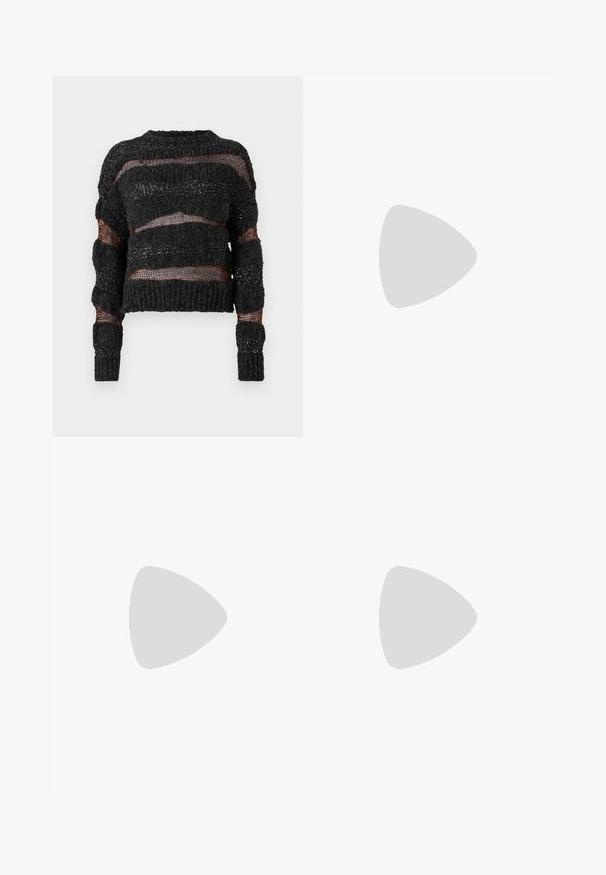 Pulover scurt negru cu tricot texturat, având țesături deschise orizontale și fire contrastante de culoare portocalie. Mâneci lungi cu manșete côtélate.; Pantaloni negri tailor-ed cu un design drept, având o textură fină și cute clare pe față. Fără elemente de prindere vizibile.; Sandale slingback din piele neagră cu vârf ascuțit, având un toc subțire și un accent de culoare aurie pe curea ajustabilă. Textură netedă.; Geantă de umăr din piele neagră, cu un design structurat, având o formă tăiată, mânere superioare și accente din aur. Include o curea de umăr ajustabilă.