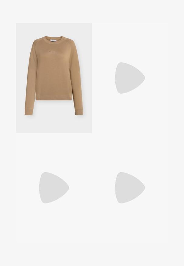 Beige sweatshirt met lange mouwen, ronde hals en raglannaden. Voorzien van een subtiel logo in een donkerdere tint aan de voorkant. Soepele textuur.; Bruine suède mini-jurk met een gladde textuur, voorzien van twee voorflapzakken en knoopsluitingen aan elke kant. Eenvoudig, recht ontwerp.; Bruine kniehoge laarzen van soepel leer, met een ronde neus, lage gestapelde hak en een subtiel stikselpatroon langs de zijkanten.; Zwarte handtas met gestructureerde vorm, gladde textuur en een metalen sluiting. Gecombineerd met brede zwarte broeken en sandalen met open teen op een houten vloer.