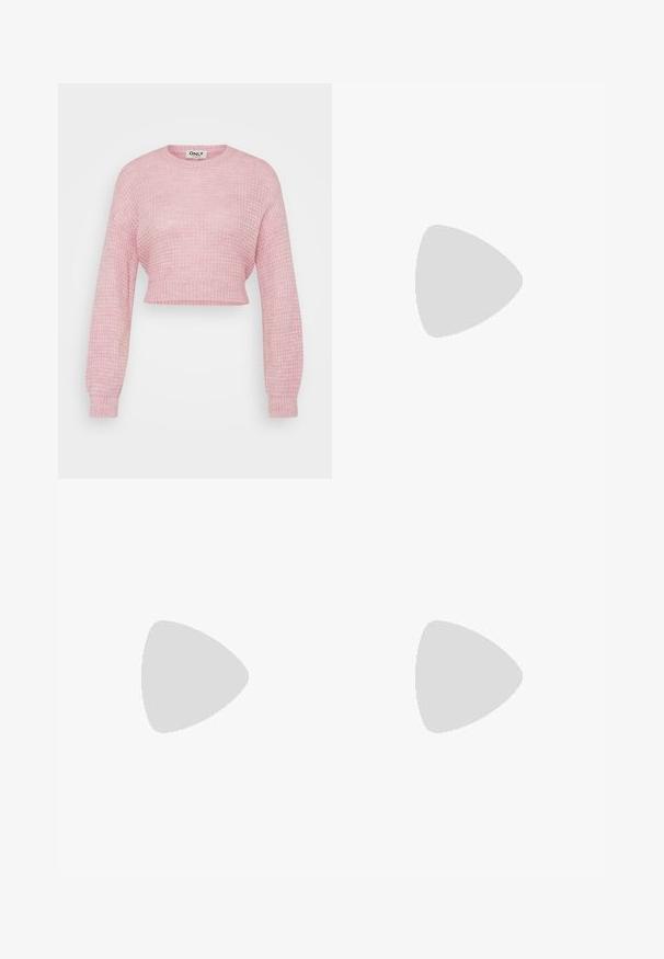 Rosa stickad kortärmad tröja med långa ärmar och rund halsringning, med en texturerad mönstring samt ribbade ärmslut och nederkant.; Ljust blå vida jeans i denim, med hög midja, fem fickor och en enda knappstängning. Mjuk textur med blekt finish.; Svarta läderplattformsskor med en kraftig blockklack, rund tå och traditionell snörningsdesign. Har en slät textur och minimal detaljering.; Svart läder hobo-väska med en slät textur, kurvig form och en justerbar axelrem; har en bred öppning upptill.