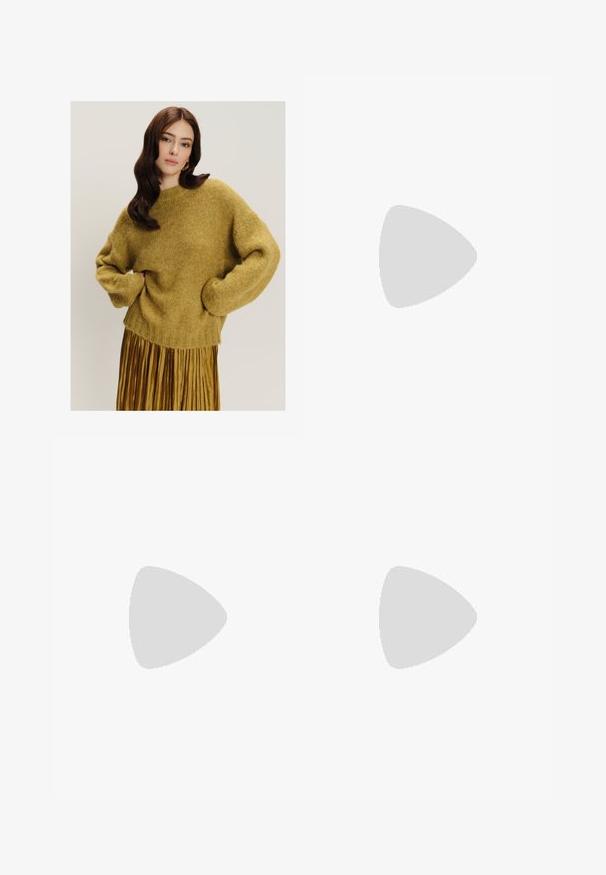 Maglione di lana senape con spalle scese, orlo a coste e una consistenza morbida, abbinato a una gonna plissettata dorata.; Polo Ralph Lauren COTTON CORDUROY WIDE-LEG PANT - Pantaloni - warm white; Sandal con tacco trasparente e parte superiore trasparente, plantare beige e una sottile cinghia alla caviglia. Presenta una punta appuntita e un tacco alto e sottile.; Borsa a tracolla in pelle marrone con texture, dotata di catena dorata e chiusura a pattina. Sul davanti presenta un dettaglio con logo e una tasca sotto la pattina.