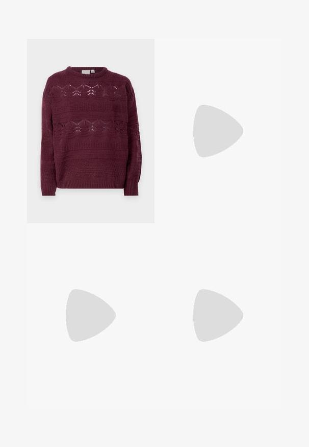 Maglione lavorato a maglia borgogna con scollo rotondo, caratterizzato da motivi testurizzati e dettagli in pizzo aperto su tutto il corpo e le maniche.; Pantaloni a gamba larga in velluto a coste marrone con vita alta, dotati di chiusura a bottone, due tasche posteriori e texture a coste verticali.; Sneaker con tomaia in pelle crema, con accento in suede marrone scuro, lacci beige e suola in gomma; design classico a profilo basso.; Borsa nera con forma strutturata, texture liscia e una chiusura metallica. Abbinata a pantaloni neri larghi e sandali open-toe su un pavimento in legno.