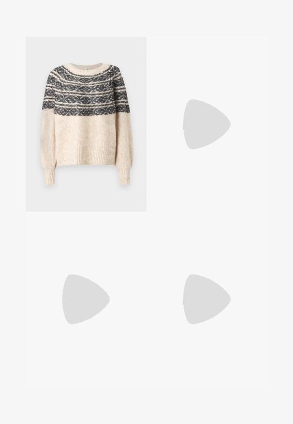 Cremefarbener und schwarzer gestrickter Pullover mit gemustertem Schulterbereich, gerippten Bündchen und Saum, vor einem schlichten Hintergrund präsentiert.; Schwarze, weit geschnittene Hosen aus glattem Stoff, mit einem klassischen Taillenbund und einem Knopfverschluss sowie vorderen Falten.; Schwarze Leder-Pumps mit spitzer Zehe, einem Knöchelriemen und einem blockigen Absatz. Flache Textur, elegantes Design und minimalistische Ästhetik.; Schwarze Laptoptasche aus Leder mit glatter Textur, rechteckiger Form und zwei langen Griffen. Keine sichtbaren Beschläge oder Verzierungen.