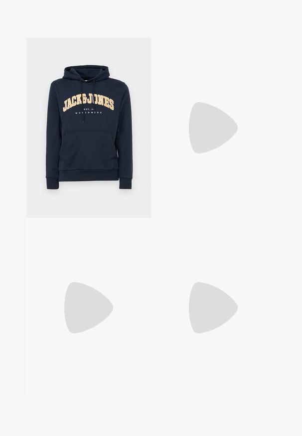 Marineblauwe hoodie met een voorzak, een capuchon met drawstring en witte logo tekst "JACK & JONES" in het geel gebogen over de borst.; Blauwe denim cargoshorts met een hoge taille, meerdere cargozakken aan de zijkanten en een klassieke vijf-pocket stijl. Stonewashed textuur.; Zwarte lage sneakers met witte strepen, zwarte veters, gestructureerde zwarte zool en witte hielaccent, met het merk "JACK & JONES" aan de zijkant.; Zwarte stof heuptas met een afgeronde vorm, voorzak met rits en een gladde textuur. Geen zichtbare patronen of accenten. Lichtgewicht ontwerp.