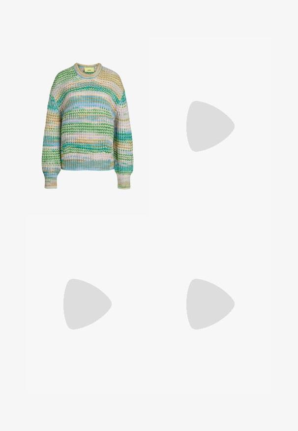 JJXX JXSIMONE SPACE CREW NECK - Pulover - medium green; Črne poliesterske culotte hlače z elastičnim pasom, dvema sprednjima nabiranjema in ohlapnim krojem. Brez vidnih vzorcev ali kovinskih detajlov.; Črne lakirane sandale s peto, kvadratnim prstom, trakovi okrog gležnja in srebrnimi zaponkami. Opremljene so s stabilno Debelo peto.; Črna usnjena torba s svilnato teksturo, pravokotne oblike in dvema dolgima ročajema. Brez vidnih metalnih delov ali okrasnih elementov.