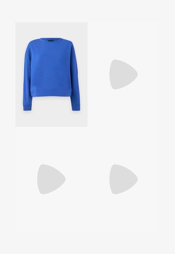Blå genser med rund hals, lange ermer og kort lengde. Laget av myk, glatt bomullsblanding. Ingen mønstre eller detaljer.; Mørkeblå denim bermudashorts med snor i livet, med standard beltehemper og synlig sømdetaljer.; Hvit høy-skinn kanvas sneakers med svart gummisåle, gummitåhette foran og seks hull for snorer, med et rent, minimalistisk design.; Rød lærveske med en vinklet, geometrisk design. Har en enkelt justerbar stropp og en klaffelukking med sydd detaljer.