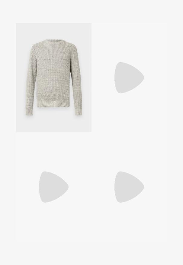 Maglione lavorato a maglia grigio chiaro con un motivo a coste testurizzato. Caratterizzato da un collo rotondo e maniche lunghe, con polsini e orlo a coste.; Jeans in denim azzurro chiaro con vita alta, bottone anteriore, cerniera e design a cinque tasche, adagiati su uno sfondo neutro.; Sneaker bianco con accenti neri e grigi, dotata di una punta grigia testurizzata, suola in gomma nera e lacci bianchi piatti. Design pulito, stile minimalista.; Fanny pack in suede grigio con forma arrotondata, due scomparti con cerniera e tracolla regolabile. Presenta dettagli in metallo.