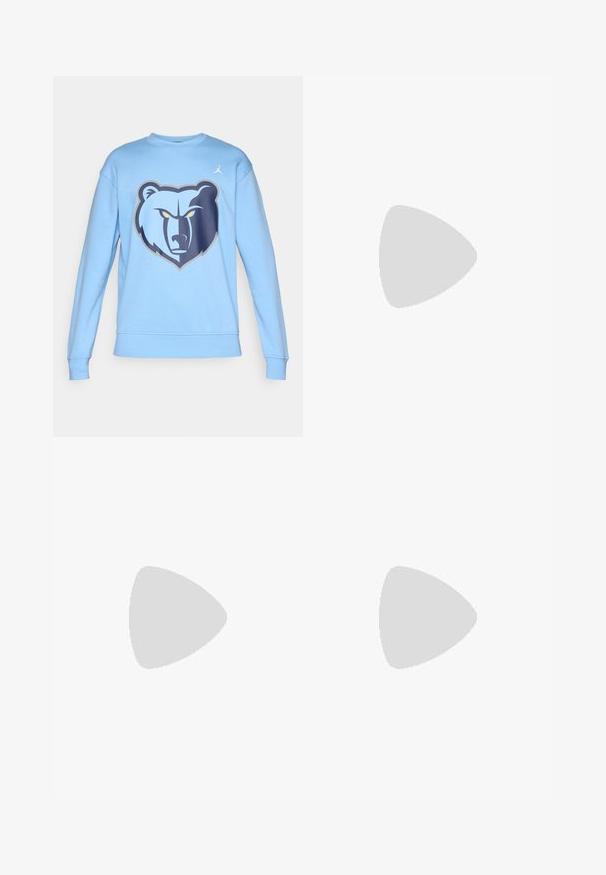 Világoskék pulóver, elülső oldalán medve grafikával. Puha anyagból készült, bordás mandzsettákkal és kerek nyakkivágással.; Fehér pamut póló rövid ujjakkal, kerek nyakkivágással és egy kis, hímzett kék "C" logóval a bal mellrészen.; Fekete farmernadrág laza szabással, kontrasztos fehér varrással, gombos záródással és egyenes lábmegoldással.; Fekete Nike cipők hálós felsőrésszel, kiemelő csíkokkal, texturált fűzővel és fekete gumitalppal rendelkeznek. Fekete bordázott zoknikkal viselve.