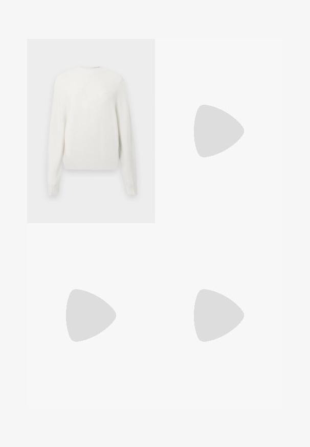 Witte gebreide trui met lange mouwen en een ronde halslijn. De stof lijkt zacht en lichtgewicht met een gladde textuur.; Zwarte leren broek met een ruime pasvorm, voorzien van een rechte pijpdesign, voorzakken en zichtbare stikdetails.; Zwarte leren enkellaars met spitse neus en een kleine hak. Bevat een gouden kettingaccent bij de enkel. Omringd door een gestructureerd stenen oppervlak.; Zwarte leren clutch met een rechthoekige vorm, gladde textuur, dunne schouderband en minimalistisch ontwerp.