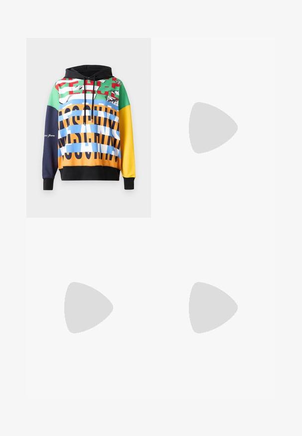 Sudadera con capucha colorida que presenta una mezcla de patrones atrevidos en verde, rojo, azul, amarillo y negro, con texto y gráficos en contraste.; Camisa blanca de manga larga con botones, presenta una manga asimétrica de gran tamaño con fruncidos atada en la muñeca del lado derecho.; Jeans de pierna recta de cintura alta con lavado de denim claro y oscuro desvanecido y diseño clásico de cinco bolsillos.; Bota de ante color marrón claro hasta la mitad de la pantorrilla con suela negra gruesa, correas con hebillas plateadas cruzadas en el costado y logo de Moschino Milano grabado cerca de la parte superior.