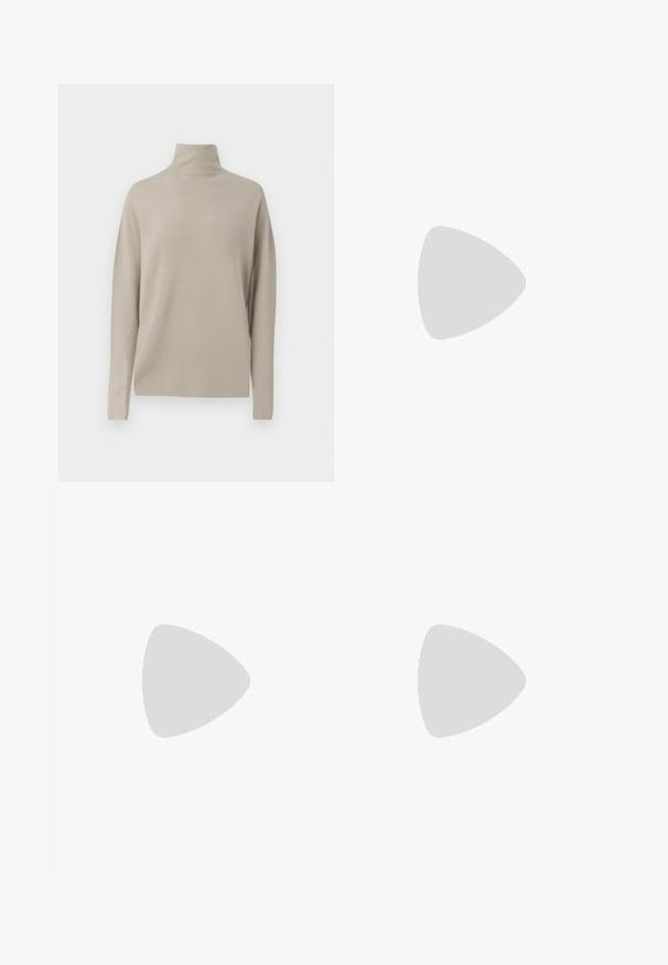 Pulover turtleneck bej deschis, confecționat dintr-un material tricotat moale, are o croială lejeră cu mâneci lungi și un guler înalt. Fără modele vizibile.; Tricou alb scurt, cu guler rotund și mâneci scurte, fabricat din bumbac moale. Design simplu, fără modele sau ornamentații.; Pantaloni largi de culoare bleu deschis, confecționați din denim, cu un tiv elastic. Textură netedă, fără modele vizibile sau broderii.; Sandal din piele maro cu un design subțire cu curele, având o cataramă cu ton de aur și o talpă neagră plată cu margine în zigzag.