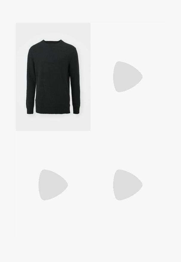NN.07 Strickpullover - black; Hoch geschnittene, ausgestellte Jeans aus dunkelblauem Denim. Verfügt über zwei frontale Taschen, einen Knopfverschluss und genähte Akzente entlang der Nähte.; Weiße und schwarze Sneaker mit einem Obermaterial aus glattem Leder, strukturierten Akzenten und einer massiven weißen Sohle. Verfügt über ein klassisches Schnürdesign.; Schwarze runde Sonnenbrille mit dunklen Gläsern und schlanken Metallbügeln. Enthält klare Tempelspitzen und silberne Akzente am Scharnier. Minimalistisches Design.