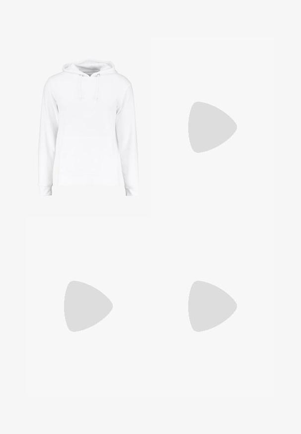 Bílá mikina s kapucí vyrobená z měkkého materiálu, s klokankou, šňůrkami na krku a žebrovanými manžetami a spodním lemem. Hladký povrch.; Slim fit džíny v bledě šedém denimovém provedení, s opotřebovanými detaily na kolenou, kombinované s bílými teniskami. Hladká textura, těsný střih.; Bílé kožené tenisky s perforacemi, kulatou špičkou, plochou podrážkou a silnými tkaničkami, které mají viditelné logo swoosh a nápis "AIR" na patě.; Stříbrný nerezový náramkový hodinky s navy modrým ciferníkem, kovovými hodinovými značkami a oknem pro datum na hodině 3. Vodotěsné do 50 metrů.