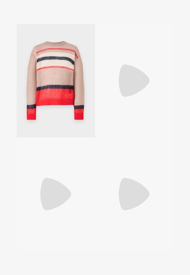 Gebreide trui met een losse pasvorm en strepen in rood, marineblauw, roomwit en beige. Gestructureerde stof met een ribbelkraag en -zoom.; Lichtblauwe denim jeans met een hoge taille, wijde pijpen, twee zijzakken en geplooid ontwerp. Zachte textuur met een vervaagd uiterlijk.; Zwarte leren slingback hakken met een spitse neus, voorzien van een slanke hak en een goudkleurige accent op de verstelbare band. Gladde textuur.; Zwarte leren handtas met een gestructureerd ontwerp, featuring een verkorte vorm, bovenhandvat en gouden hardwareaccent. Inclusief verstelbare schouderband.