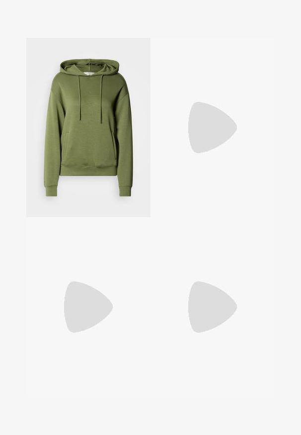 Olivzaļš džemperis ar kapuci, izgatavots no mīksta auduma, ar priekšējo kabatu, kapuces auklām un ribotām aprocēm. Priekšpusē neliels iespiests logotips.; Melni augsta jostas šorti ar pogu un rāvējslēdzēju, priekšējām kabatām un izplestām kājām, nolikti uz balta fona.; Melnas ādas platformas kurpes ar masīvu bloku papēdi, apaļu purngalu un tradicionālu saistīšanas dizainu. Izceļas ar gludu tekstūru un minimālu apdari.; Melnas ādas somiņa ar gludu tekstūru, taisnstūra formu un divām garām rokturiem. Nav redzamu aparatūras vai rotājumu.