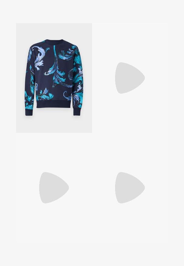 Marinblå sweatshirt med utsmyckade blå blomster mönster, ribbad rundhals och ärmslut, mjuk textur och avslappnad passform.; Svarta byxor tillverkade av slätt tyg, med en raka ben-design, en knappstängning fram och en klassisk, ren silhuett.; Svarta träningsskor med en blandning av släta och texturerade material, som har en distinkt design, formad sula och framträdande varumärkesdetaljer.; Svarta solglasögon med en bred, vinklad ram och mörkt tonade linser. Har texturerade svarta sidor och en rund logotypaccent på bågen.