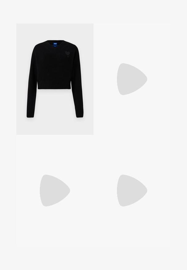 Maglione nero rifinito a V, con orlo a coste e maniche lunghe. Presenta un piccolo dettaglio a forma di cuore testurizzato sul petto. Realizzato in materiale morbido.; T-shirt bianca in cotone con maniche corte, scollatura rotonda e una toppa rettangolare blu con la scritta "HUGO" al centro davanti.; Pantaloni neri a gamba larga realizzati in cotone, con vita alta, ampie tasche laterali e vita con cintura arricchita da dettagli in metallo argentato.; Mule nere con tacco alto e punta affilata, realizzate in pelle liscia. Presentano una larga cinghia alla caviglia con una fibbia quadrata argentata e borchie.