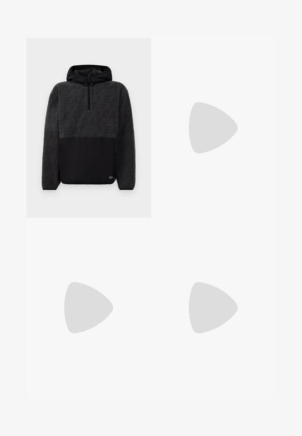Hanorac negru cu glugă din polar, cu fermoar pe jumătate, partea superioară texturată cu un model discret de logo și secțiunea inferioară netedă cu un mic patch logo.; Tricou alb din bumbac cu guler rotund, mâneci scurte și un logo EA7 negru pe pieptul stâng. Textură fină, simplă.; EA7 Emporio Armani TRAIN VISIBILITY  - Pantaloni scurți - black/cream; Sneakers din piele albă cu talpă plată din cauciuc, cu un finisaj neted, vârf rotund și ochiuri metalice pentru șireturi. Purtați cu pantaloni negri.