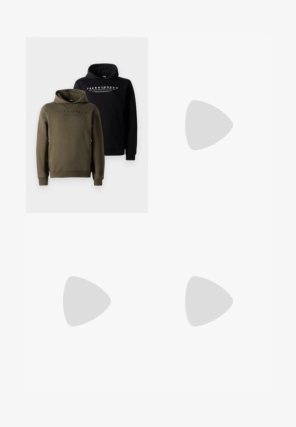 Felpe con cappuccio in nero e verde oliva, dotate di tasca a canguro frontale, cappuccio con cordino e branding stampato sul petto. Tessuto morbido e liscio.; Jeans in denim blu scuro con design a gamba dritta. Presentano cuciture visibili, una chiusura con bottone e pieghe frontali per un tocco di dettaglio in più.; Sneaker neri in pelle con strisce bianche, suola in gomma texturizzata e allacciatura frontale. Presenta un'etichetta con il marchio sulla linguetta.; Borsa a tracolla nera in pelle con chiusura zip, logo impresso sul davanti e tracolla regolabile. Texture liscia con forma rettangolare.