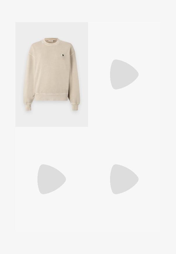 Felpa beige con colletto rotondo, maniche lunghe, polsini e orlo a costine. Presenta un piccolo logo ricamato sul lato sinistro del petto. Tessuto morbido e rilassato.; Jeans neri a gamba larga realizzati in denim, caratterizzati da piccoli motivi a pois, design classico a cinque tasche e chiusura con bottone e zip.; Scarpe scamosciate blu con strisce rosa e lacci bianchi, dotate di una suola in gomma, abbinate a pantaloni di denim larghi su una superficie verde.; Borsa a spalla in vernice nera con forma curvata, una tracolla, tasche frontali e dettagli in metallo argentato.