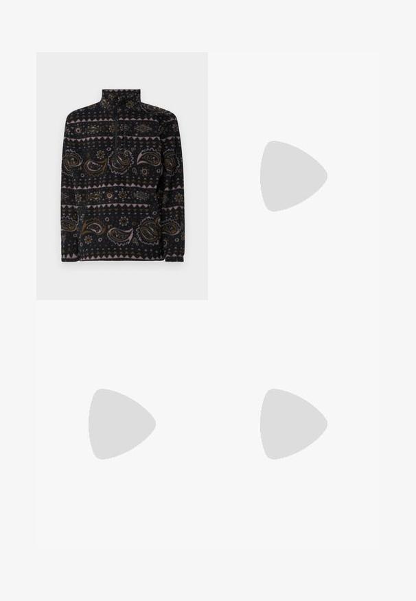 Schwarzer Fleece-Pullover mit Paisley- und geometrischen Mustern in Braun, Rosa und Creme. Verfügt über einen Viertelreißverschluss und hohen Kragen.; Schwarze Denim-Hosen mit weitem Bein und hoher Taille, ausgestattet mit fünf Taschen und einem Knopfverschluss. Der Stoff hat eine glatte Textur und leichten Stretch.; Weiße Leder Sneaker mit grauem Wildlederkapp-, drei horizontalen weißen Streifen, blauen Akzenten und brauner Gummi-Sohle. Strukturiertes Detail auf der Sohle.; Schwarze ovale Sonnenbrillen mit dunklen Gläsern, dicken Rahmen und silbernen Punktekzenten an den Seiten. Glattes Plastikmaterial, zeitgemäßes Design.