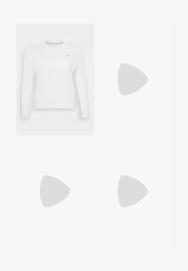 Maglione bianco lavorato a maglia con un motivo a diamante testurizzato, scollatura rotonda e maniche lunghe. Piccolo logo sul petto.; Jeans in denim azzurro chiaro con design a gamba dritta, dotati di cinque tasche, passanti per cintura e leggero sbiadimento sul davanti.; Scarpe da ginnastica nere con tomaia testurizzata, caratterizzate da un distintivo logo "N", suola imbottita e un profilo elegante e moderno.; Orecchini a cerchio in argento con una finitura liscia e lucida. Forma rotonda e chiusura a scatto sicura. Design leggero adatto per l'uso quotidiano.