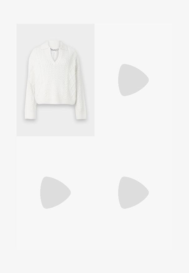 Hvid strikket sweater med v-hals og krave. Har teksturerede mønstre, ribbet kant og lange ærmer. Fremstillet af blødt materiale.; Sorte bukser med lige pasform, der har frontlommer og slidser i kanten. Lavet af blødt, glat stof. Velegnet til forskellige anledninger.; Sorte patenterede hælsandaler med firkantet tå, ankelremme og sølvspænder. Har en chunky blokHæl for stabilitet.; Sort læder tote taske med glat tekstur, rektangulær form og to lange hanke. Ingen synlig hardware eller udsmykninger.