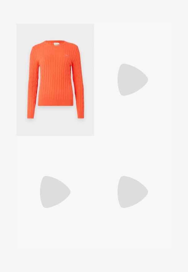 Pull en tricot orange avec un motif en relief, col rond et poignets côtelés. Présente un petit logo sur la poitrine.; Pantalon noir ajusté avec une coupe droite, présentant une texture lisse et des plis nets sur le devant. Aucune quincaillerie visible.; Talons hauts en cuir noir avec un bout pointu, dotés d'un talon fin et d'un accent en ton or sur la lanière réglable. Texture lisse.; Sac à main en cuir noir avec un design structuré, featuring une forme cropped, une poignée supérieure et des accents en matériel doré. Bandoulière réglable incluse.