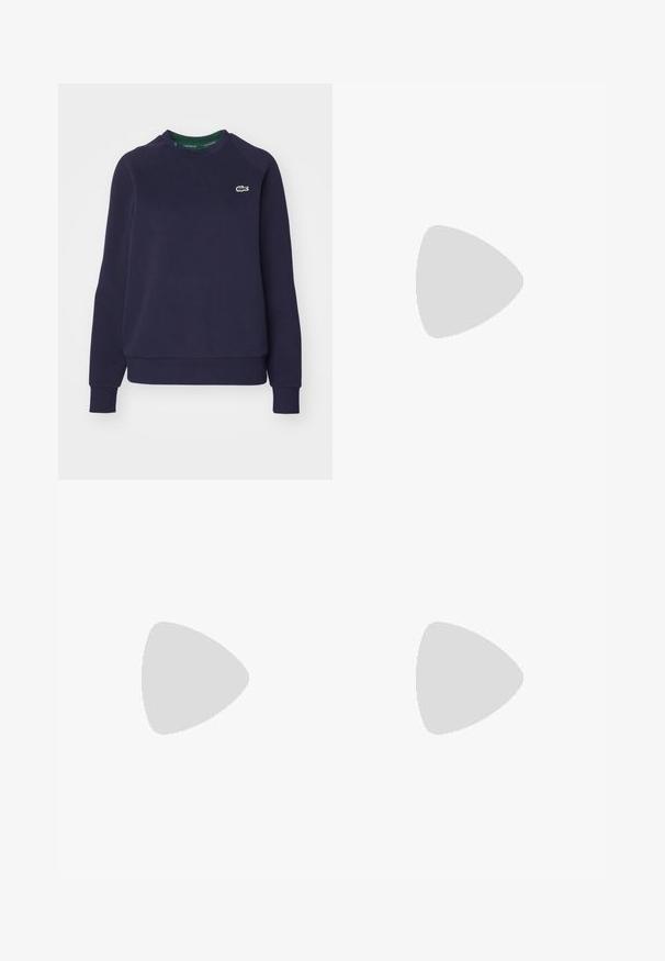 Mørkeblå sweatshirt laget av bomull, med rund hals, ribbestrikkede ermer og en liten grønn Lacoste-logo på brystet.; Hvit bomull T-skjorte med rund hals og korte ermer. Har en grønn brodert logo på brystet. Myk tekstur, avslappet passform.; Hvite joggebukser laget av myk, strikket stoff. Elastisk midje og mansjetter gir en avslappet passform. Minimalistisk design, ingen synlige mønstre eller detaljer.; Hvite joggesko med et teksturert mesh-overdel, subtile rosa detaljer på sålen, og en grønn krokodillelogo på siden.