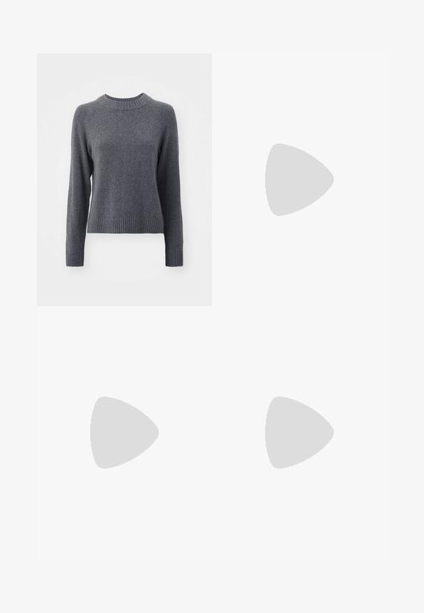 GAP CASHSOFT CREW - Pulover - charcoal heather; Trei bluze cu mânecă lungă așezate: neagră, gri și albă. Fiecare are un guler rotund și un design scurt, realizat dintr-un material fin și ușor.; Jeans din denim negru cu croială dreaptă, având un design clasic cu cinci buzunare, fermoar și cusături contrastante pe margini.; Cizme negre până la gleznă cu vârf ascuțit, realizate din piele netedă. Prezintă un toc patrat și un glonț ajustat, cu detalii de cusătură vizibile.