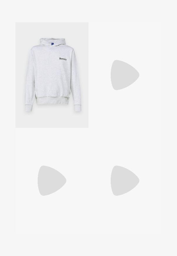 Lichtgrijze hoodie met een kangoeroezak, ribgebreide manchetten en zoom. Voorzien van "Bowery" in het zwart gedrukt op de linkerkant van de borst. Gemaakt van een katoenmix.; Bruin gebreid pullover met een polo kraag, drie knopen bij de hals en lange mouwen. Zachte textuur, geribde manchetten en zoom.; Lichtblauwe denim jeans met een rechte pasvorm, hoge taille, vijf zakken en sluiting met bovenste knoop. Kenmerkt zich door een vervaagde wassing en contrasterende stiksels.; Witte sneaker met zwarte en grijze accenten, voorzien van een grijze neus met textuur, zwarte rubberen zool en platte witte veters. Schoon ontwerp, minimalistische stijl.; Zwarte stof heuptas met een afgeronde vorm, voorzak met rits en een gladde textuur. Geen zichtbare patronen of accenten. Lichtgewicht ontwerp.