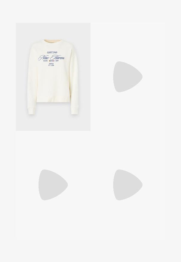 Sweatshirt crème à col rond, avec un texte brodé bleu : "GANT 1949 New Haven Sailing Crew 06516 CT. USA." Design simple.; Pantalon noir ajusté avec une coupe droite, présentant une texture lisse et des plis nets sur le devant. Aucune quincaillerie visible.; Sandales beiges à talons carrés avec des fines brides et un bout carré. Matière lisse avec des détails minimaux, conçues pour un port facile.; Sac à main en cuir noir avec un design structuré, featuring une forme cropped, une poignée supérieure et des accents en matériel doré. Bandoulière réglable incluse.