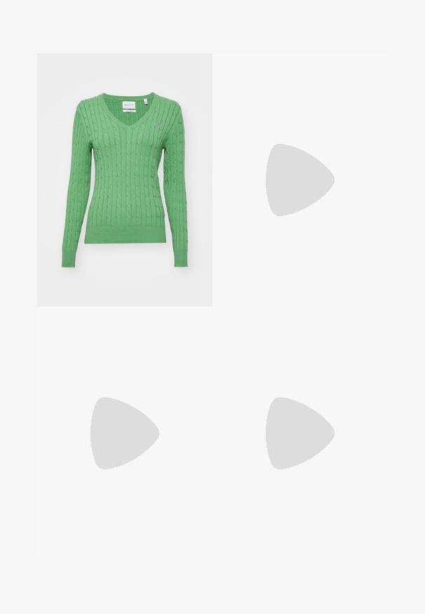 GANT STRETCH CABLE V-NECK - Maglione - seacrest green; Pantaloni neri su misura con un design a gamba dritta, caratterizzati da una texture liscia e pieghe ben definite sul davanti. Senza hardware visibile.; Tacchi slingback in pelle nera con punta affusolata, caratterizzati da un tacco alto e un accento dorato sulla cinghia regolabile. Texture liscia.; Borsa a mano in pelle nera con un design strutturato, caratterizzata da una forma corta, manico superiore e accessori in metallo dorato. Inclusa tracolla regolabile.