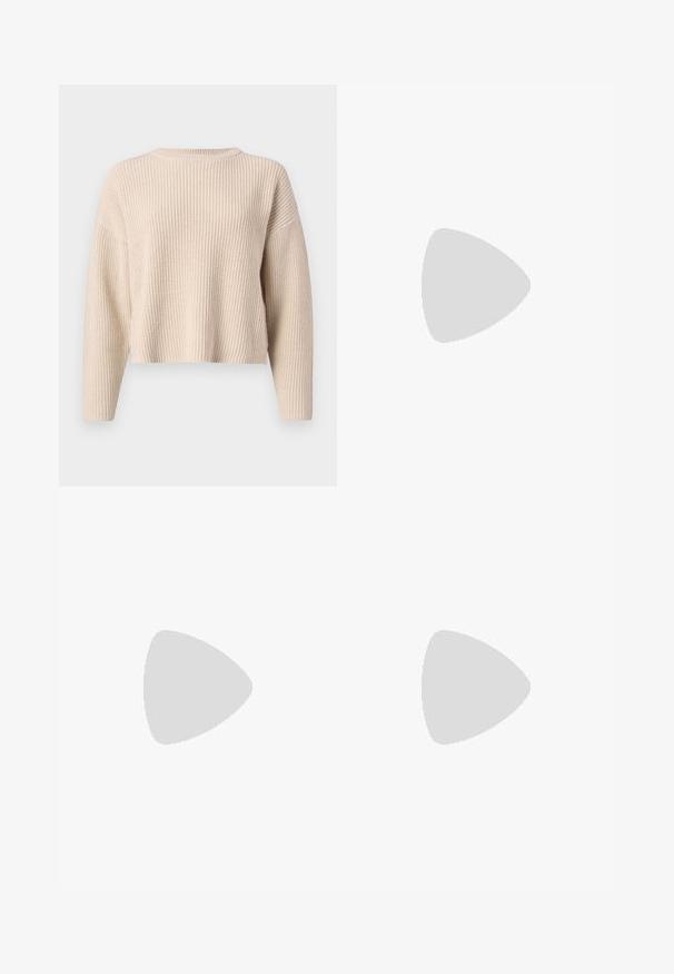Beżowy sweter z dzianiny z okrągłym dekoltem, długimi rękawami i luźnym krojem. Posiada ribbową strukturę i skrócony dół.; Czarne spodnie o prostym kroju, z przednimi kieszeniami i bocznymi rozcięciami na dole. Wykonane z miękkiego, gładkiego materiału. Odpowiednie na różne okazje.; Czarne lakierowane sandały na obcasie z kwadratowym noskiem, z paskami wokół kostki i srebrnymi klamrami. Posiadają masywny słupek dla stabilności.; Czarna torebka o zakrzywionym kształcie, wykonana z gładkiego materiału. Posiada srebrne okucia, regulowane paski oraz klamry po bokach.