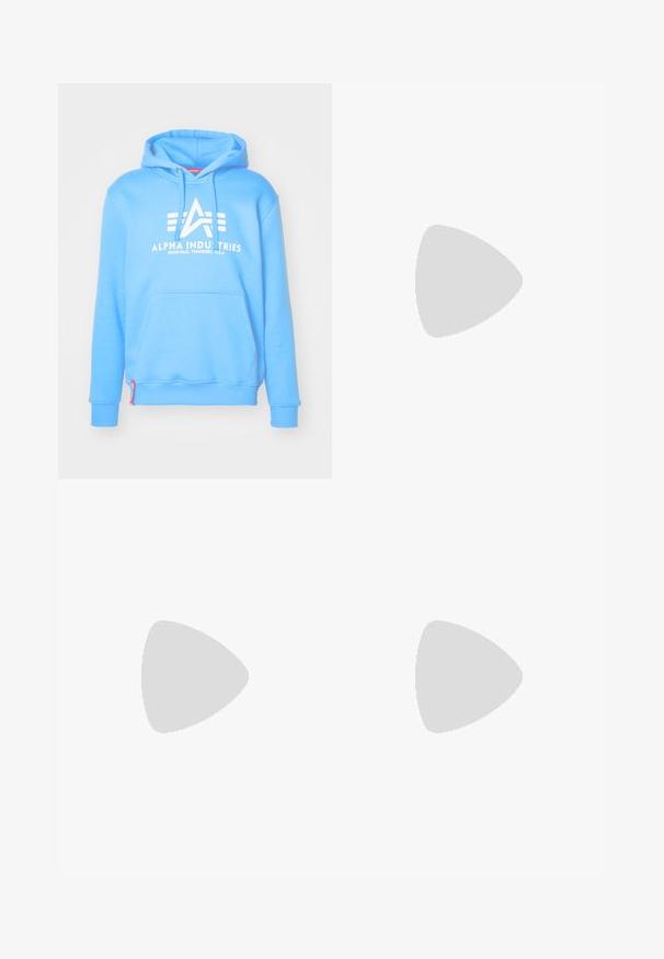 Ljusblå hoodie gjord av mjukt tyg med en stor vit logotyp, kengurufickor och ribbade muddar och nederkant.; Ljusblå denimjeans med rak bendesign, midjehög midja, fem fickor samt knapp- och dragkedjestängning.; Svart läderloafer med en tofsdetalj, med en kraftig svart sula och gul söm längs kanten. Strukturerad yta.; Tre-lager silvermetallhalsband med eleganta, flexibla kedjor med en svag glans, säkrad med ett kräftklämma och justerbar kedja.