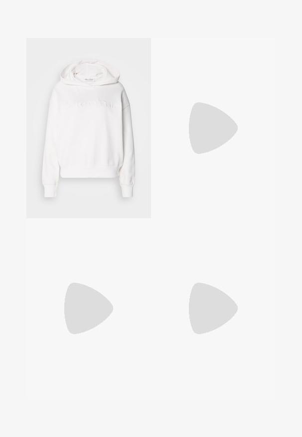 Sudadera blanca con capucha, corte oversized y puños acanalados. Presenta el logo en relieve "Marc O'Polo" en la parte delantera. Textura de tela suave.; Pantalones blancos, ajustados, con un diseño de pierna recta, que cuentan con un cierre de botón, lazos para cinturón y bolsillos laterales; textura de tela suave.; Zapato de tacón negro de cuero con punta afilada y tacón bajo cuadrado. Presenta una correa para el tobillo con una hebilla en tono dorado. Textura suave.; Bolso tipo hobo de cuero negro con una textura suave, forma curvada y una sola correa ajustable; presenta una amplia apertura en la parte superior.