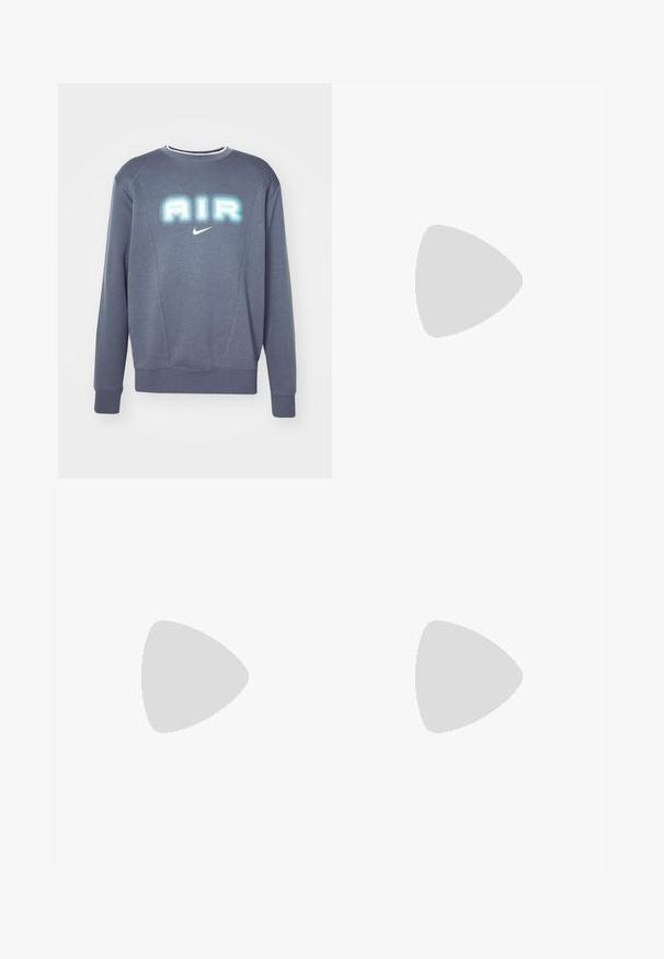 Sweatshirt cinza com gola redonda, apresentando um gráfico em relevo "AIR" e um pequeno logo da Nike em branco. Tecido suave e punhos e barra canelados.; Camiseta de manga longa branca feita de algodão. Apresenta um decote redondo clássico e costuras de ombro caídas, com uma textura lisa e simples.; Calções de algodão cinza claro com uma cintura elástica, cordão ajustável e um logótipo preto da Nike no lado esquerdo.; Sapatilha de pele preta com superfície texturizada, swoosh branco da Nike, sola cinza, bico redondo e design com atacadores. Apresenta perfurações na caixa dos dedos.