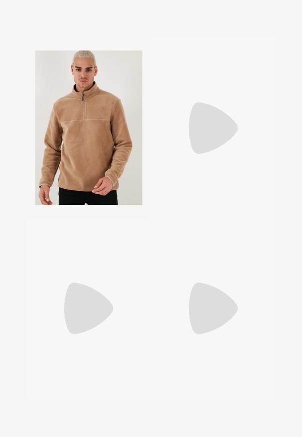 Tan fleece pullover met een half-rits kraag en lange mouwen. Heeft een gladde textuur en een effen kleur zonder patronen of accenten.; Donkerblauwe denim jeans met een rechtlopende pasvorm. Beschikt over zichtbare stiksels, een knoopsluiting en voorste plooien voor extra detail.; Zwarte leren sneaker met witte strepen, een gestructureerde rubberen zool en vetersluiting aan de voorkant. Voorzien van een merklabel op de tong.; Zwarte leren schoudertas met een ritssluiting, reliëflogo aan de voorkant en een verstelbare schouderriem. Gladde textuur met een rechthoekige vorm.