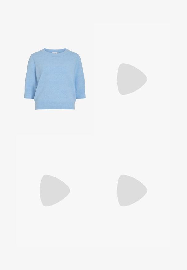 Maglione azzurro chiaro a maglia con scollo rotondo, maniche corte e orlo a coste. Texture morbida e vestibilità rilassata.; Pantaloni ampi marroni con una texture liscia, caratterizzati da una vita alta e pieghe frontali. Il tessuto è leggero e scorre liberamente.; Sandalo bianco con tacco alto, caratterizzato da un design a cinturini e un legaccio alla caviglia. Texture liscia con una piattaforma frontale per un'altezza aggiuntiva.; Borsa a tracolla in pelle marrone con forma curvata, hardware dorato e un dettaglio con fibbia. Presenta una tracolla rimovibile.